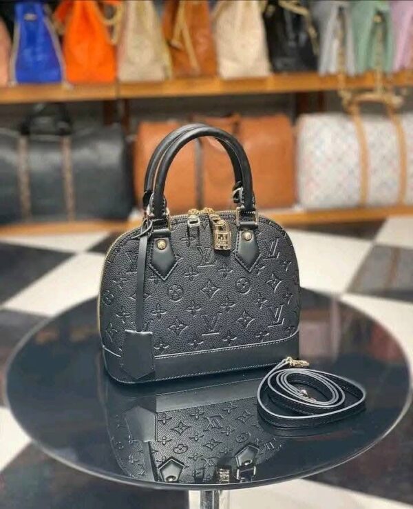 Wholesale Original handbags 150bags in a pallet - Shop now - Image 3
